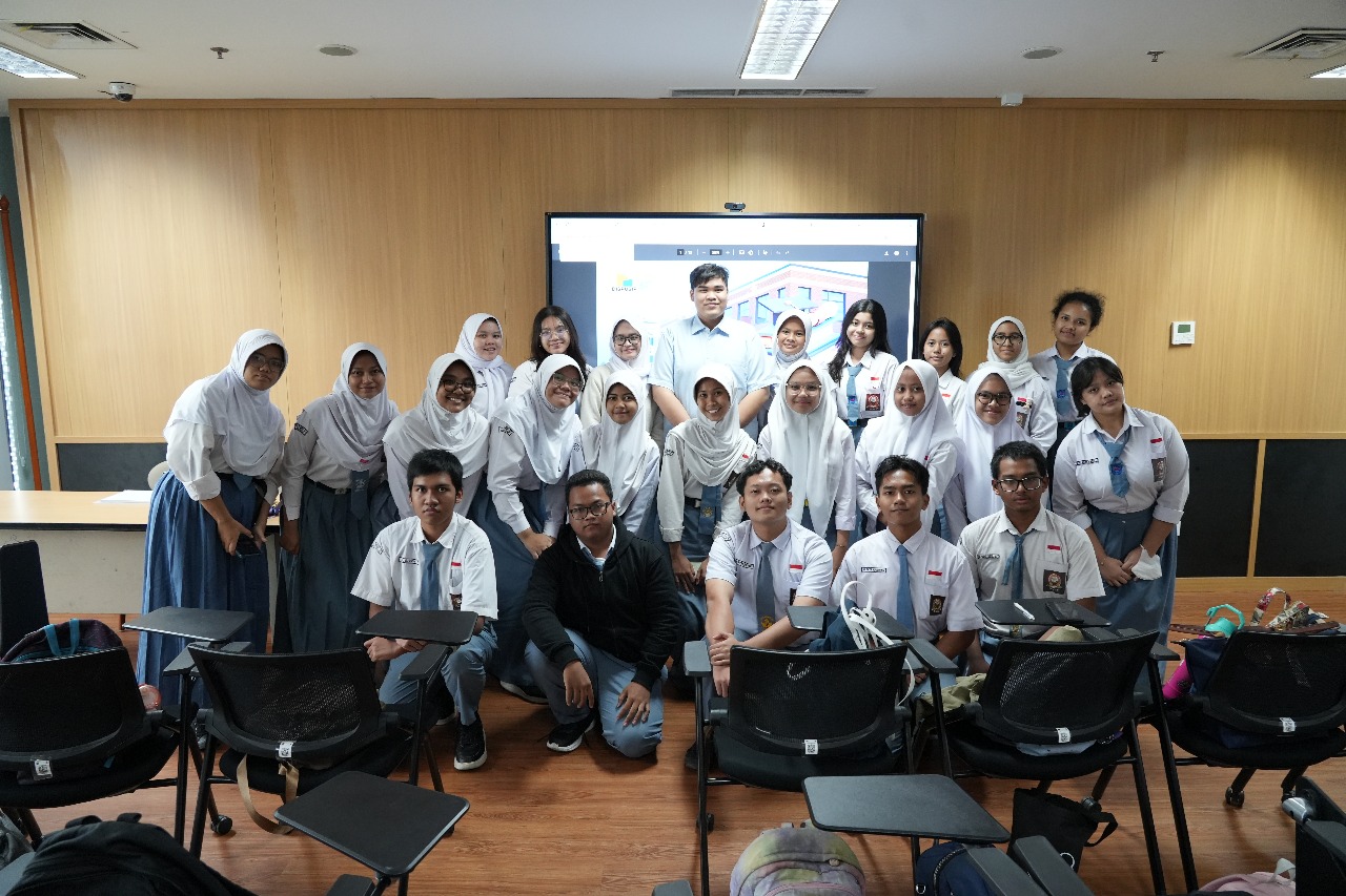 Light Up With Duta Baca Jakarta "Esai Keren, Beasiswa Datang "